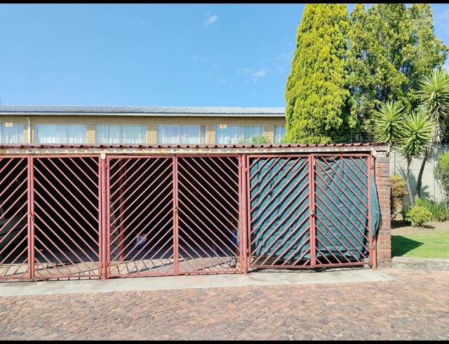 2 BEDROOM FLAT FOR SALE IN KEMPTON PARK EXT 5